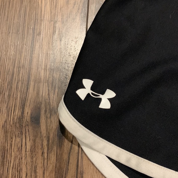 black loose fitted under armour shorts - Picture 4 of 5